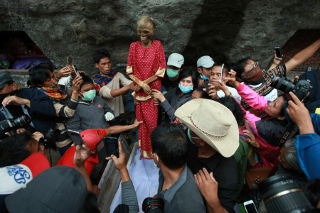 Ma'Nene' Ritual Pembersihan Mayat Leluhur Toraja