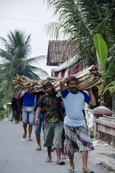 Mengusung Kayu Bakar