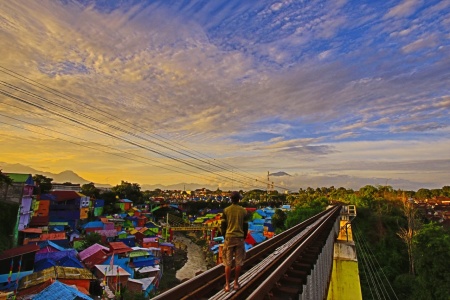 Menikmati senja di kampung Warna-Warni