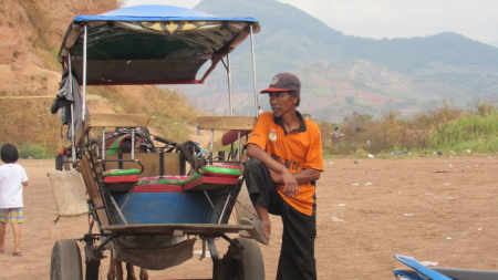 menunggu dengan sabar