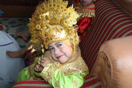 Senyum Manis Penganten Kecil