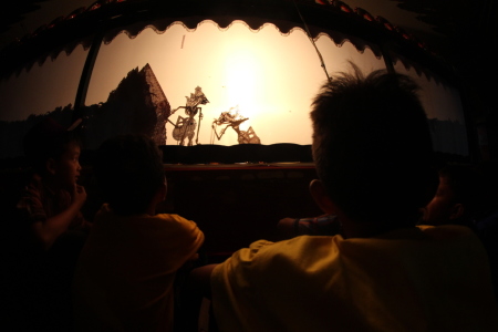 Menonton wayang kulit