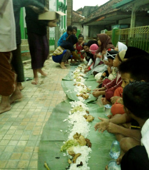 Santri cilik makan bareng