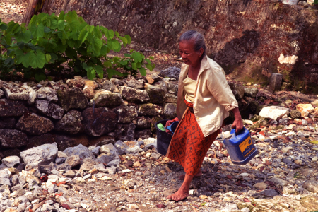 berjalan menuju sungai