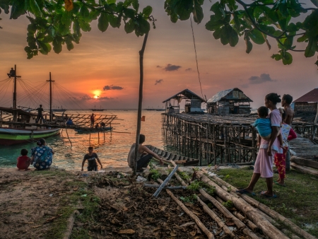 Gotong royong menyiapkan perahu bagan