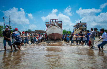 Gotong Royong Menarik Perahu