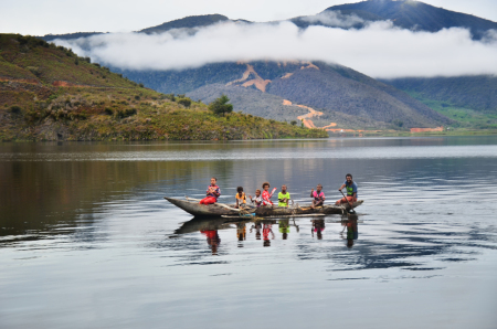 BERPERAHU DI DANAU ANGGI