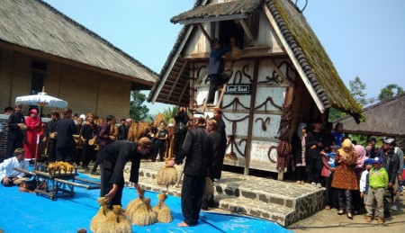 memasukkan padi ke lumbung