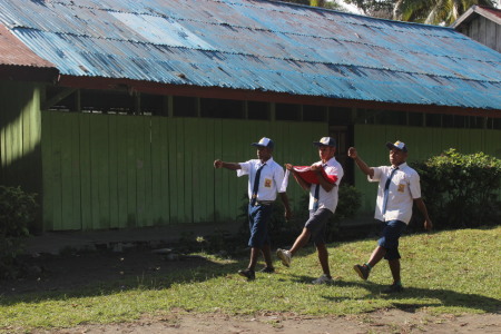 Latihan Upacara 17 Agustus anak sekolah dan warga