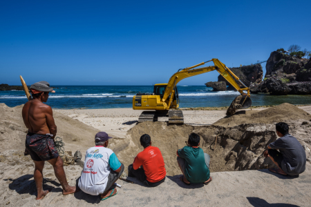 Bersama-Sama Menata Pantai Yang Tersapu Ombak