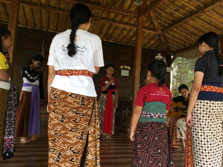 Menyanyikan Lagu Nasional