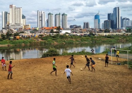 Bermain Bola di Tengah Kota