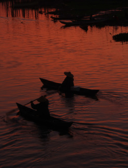 Dua sejoli pencari ikan