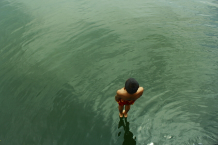 Berdiri di atas air danau toba