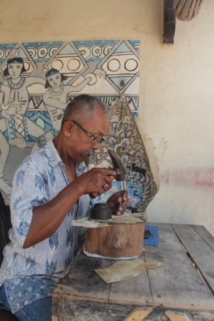 Seni ukir wayang kulit tradisional