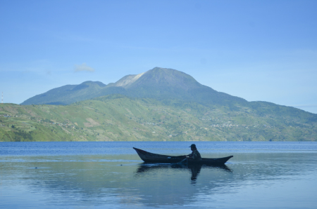 Mengais rejeki di tengah danau