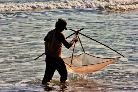 Hangatnya Senja di Pantai Sawarna dengan Jaring Angkat