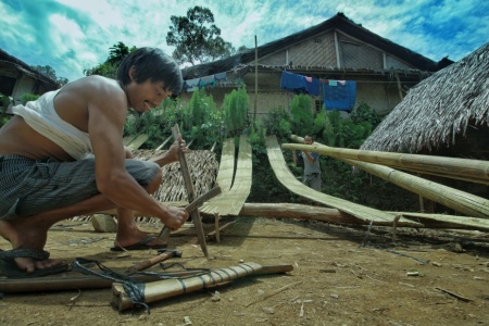 Membangun Rumah Kayu khas baduy