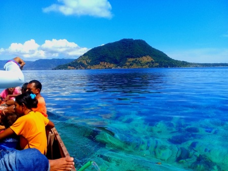 Pesona Keindahan pulau Ternate Alor-NTT dengan menggunakan perahu tradisional