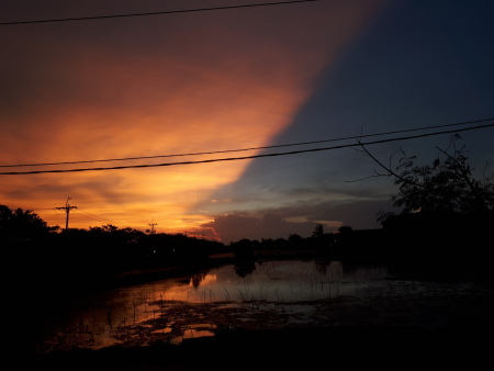 Dua warna di langit indonesia