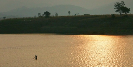 menjaring ikan