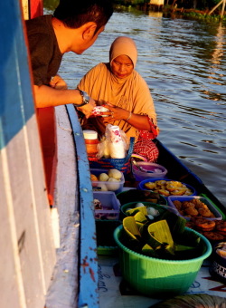 Transaksi diatas perahu