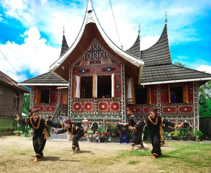 Anak-anak berlatih "Silek Harimau" (Silat Harimau)