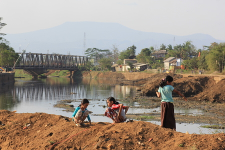 Bermain tanah