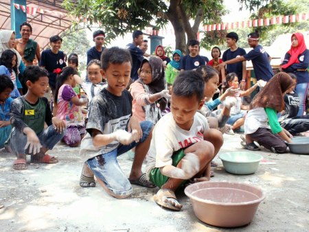 Lomba mengupulkan tepung -HUT RI