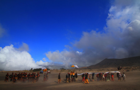 Ritual Melasti di Lereng Gunung Bromo