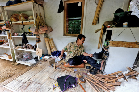 Pengrajin di Kampung Naga