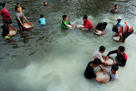 gotong royong mencuci beras