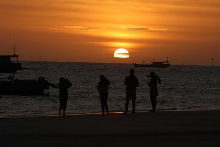 Memandang sunset di Pantai Lampu Satu