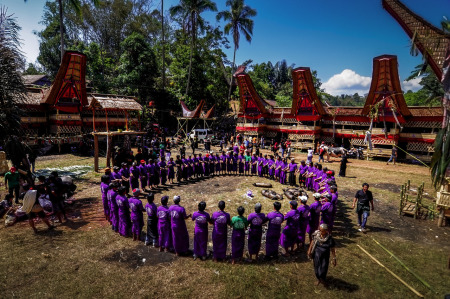 Ma'Badong di Kampung Para Raja