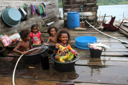 MANDI SORE DI DISTRIK TELUK MANYAILIBIT