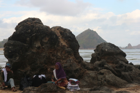 Menunggu Pembeli di Pantai Mandalika