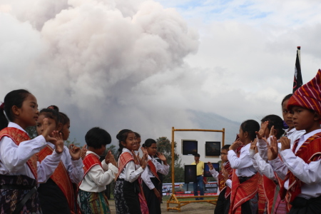 MENARI DI GUNUNG SINABUNG