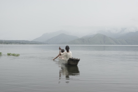 Anak-anak di danau toba