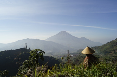 Berangkat menuju ladang dilereng gunung prau