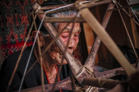 Penenun kain khas Toraja