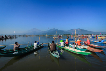 Upacara di tengah Waduk Rawa Pening