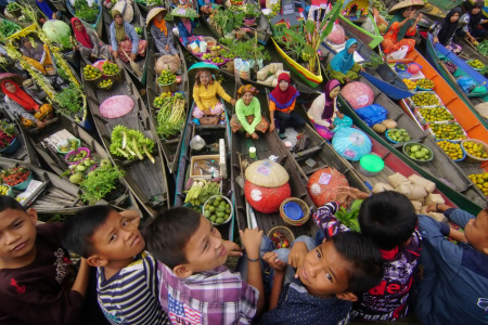 Anak anak di pasar terapung Lok Baintan