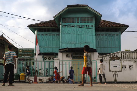 Bermain Bola di Kampung Arab