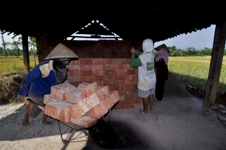 Mengangkut Batu Bata