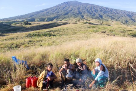 Bersama di kaki Gunung Rinjani