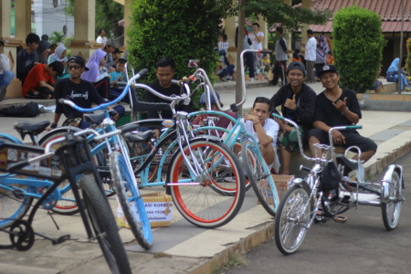 Semangat Peduli Komunitas Sepeda Serang
