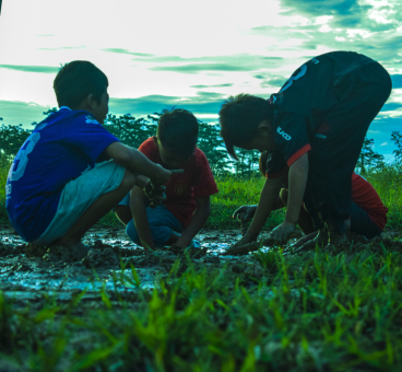 KECERIAAN ANAK-ANAK DESA KEMUNING