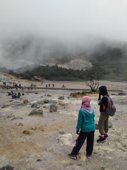 Menikmati Kawah Sikidang yang berselimut kabut