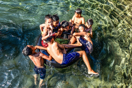 Mandi bareng sehabis Pulang Sekolah