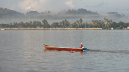 nnelayan melintas di sungai Kayan